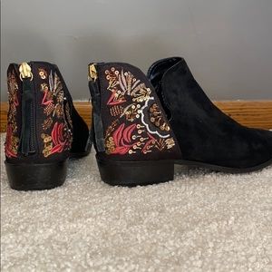 Kenneth Cole embroidered back zip booties